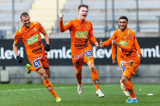 Varbergs Anton Liljenbäck (mitten) jublar