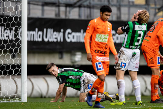 GAIS målvakt Damir Mehic och August Wängberg deppar