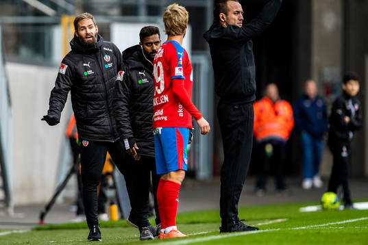 Helsingborgs tränare Olof Mellberg instruerar Tobias