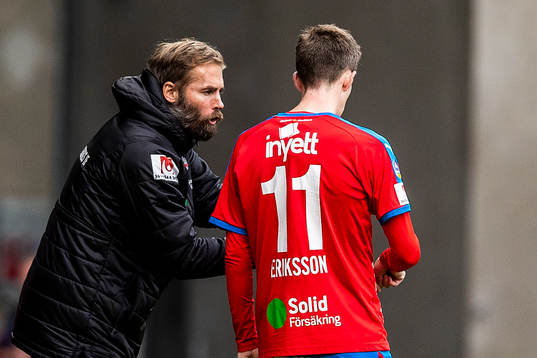 Helsingborgs tränare Olof Mellberg ger instruktioner till
