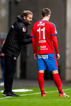 Helsingborgs tränare Olof Mellberg ger instruktioner till