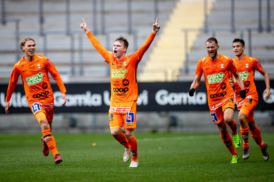 Varbergs Anton Liljenbäck och Hampus Zackrisson  jublar
