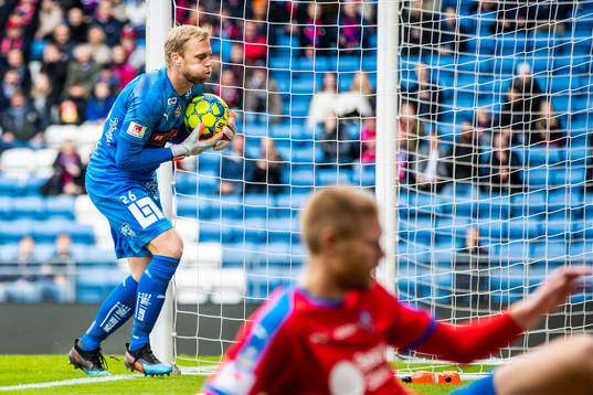 Häckens målvakt Peter Abrahamsson  med en räddning