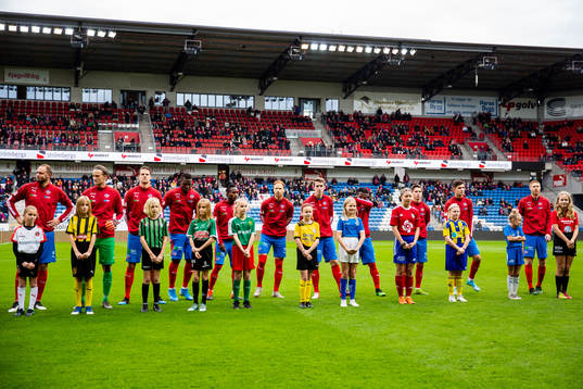Helsingborgs spelare med maskotar med tröjor från olika