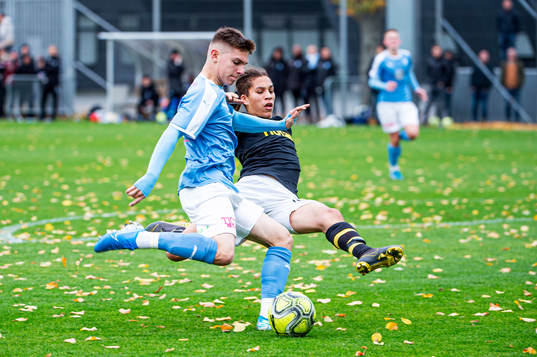 AIKs Rasmus Bonde försöker hindra Malmö Isak Bjerkebo