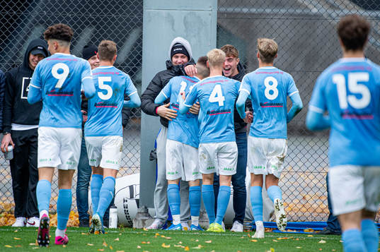 Malmös Isak Bjerkebo jublar med publiken och lagkamraterna