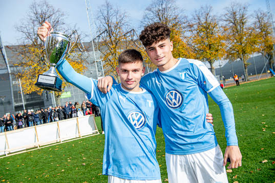 Malmös Isak Bjerkebo och Adrian Neziri jublar med pokalen