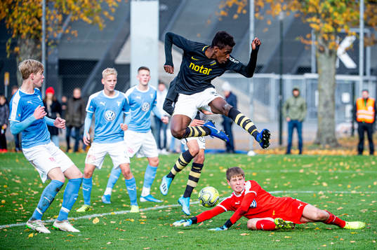 AIKs Hope Calvin Ddamulira Kabuye mot Malmös målvakt