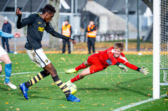 AIKs Hope Calvin Ddamulira Kabuye mot Malmös målvakt