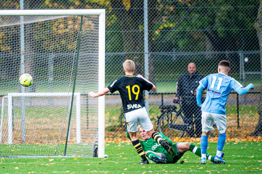 Malmös Isak Bjerkebo gör mål på AIKs målvakt Karl
