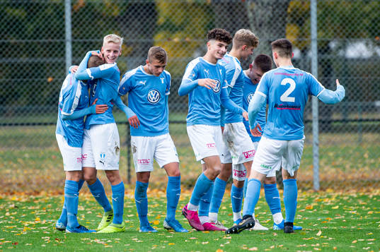 Malmös Adrian Neziri jublar med lagkamraterna