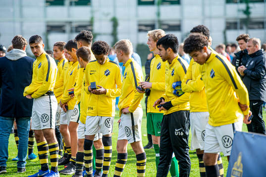 AIKs spelare deppar över förlusten i P16-finalen mellan