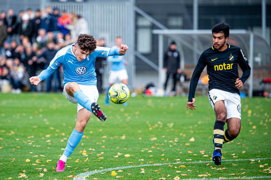 Malmös Adrian Neziri med bollen