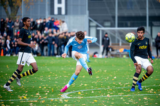 Malmös Adrian Neziri med bollen