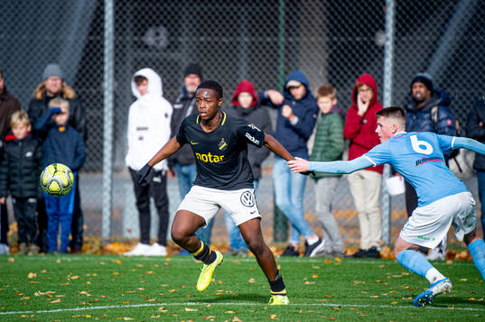 AIKs Richie Omorowa mot Malmös Måns Braendshöi