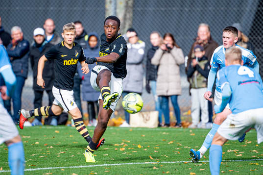 AIKs Richie Omorowa mot Malmös spelare