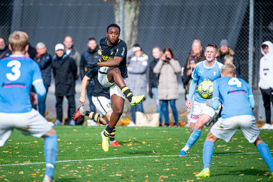 AIKs Richie Omorowa mot Malmös spelare