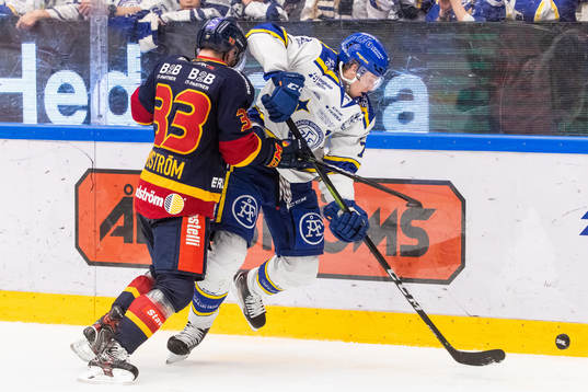 Djurgårdens Linus Hultström tacklar Leksands Lucas