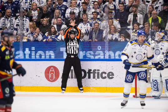 Domare Johan Magnusson visar straff för Djurgården