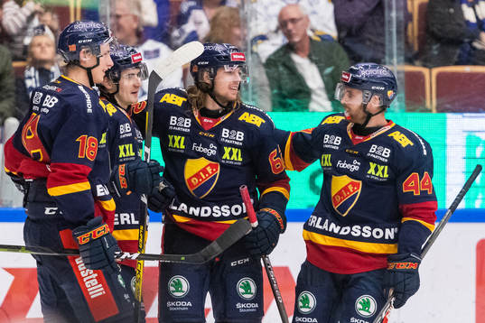 Djurgårdens Michael Haga jublar med lagkamrater