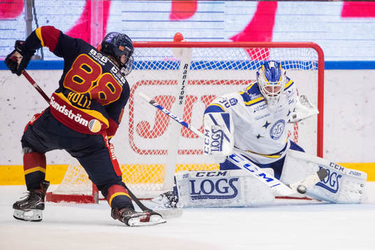 Djurgårdens Alexander Holtz och Leksands målvakt Janne