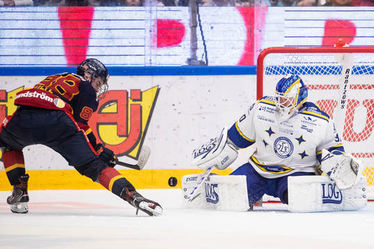 Djurgårdens Alexander Holtz och Leksands målvakt Janne