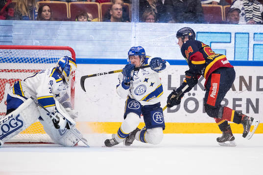 Leksands målvakt Janne Juvonen och August Berg och