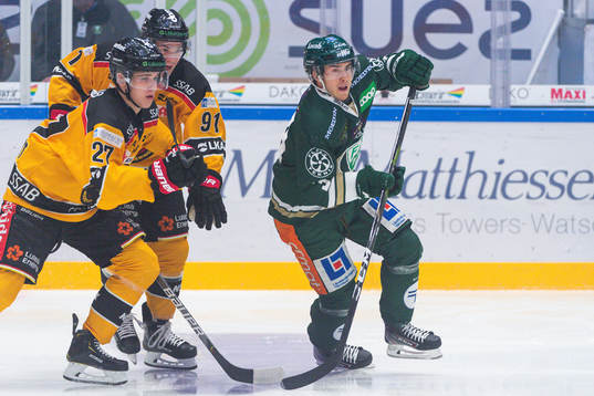 Luleås Nils Lundkvist och Austin Farley med Färjestads