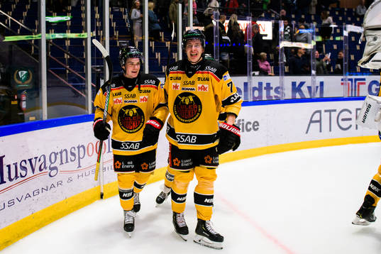Luleås Austin Farley och Arttu Ilomäki jublar
