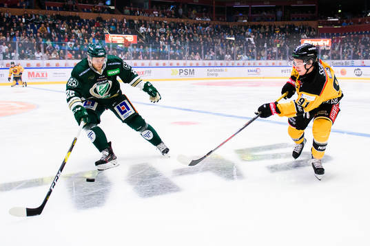Färjestads Per Åslund och Luleås Austin Farley
