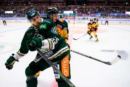 Färjestads Vojtech Mozik och Luleås Isac Brännström