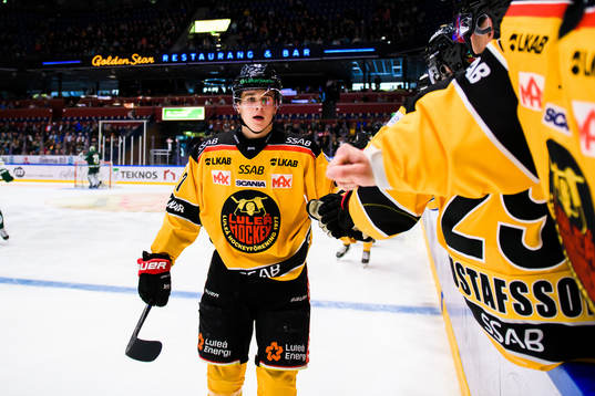 Luleås Nils Lundkvist jublar med lagkamrater