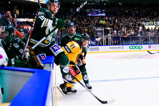 Färjestads Sebastian Erixon och Luleås Austin Farley