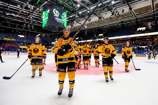 Luleås Karl Fabricius och lagkamrater jublar och tackar