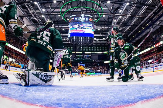 Färjestads målvakt Arvid Holm, Linus Johansson och Linus