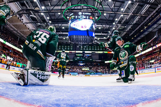 Färjestads målvakt Arvid Holm, Linus Johansson och Linus