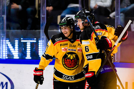 Luleås Isac Brännström jublar med lagkamrater