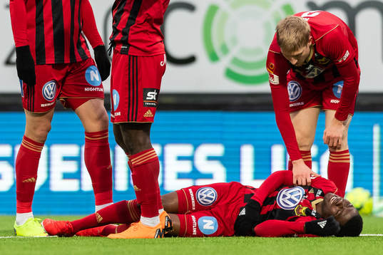 Östersunds Simon Kroon ser om Kalpi Wilfried Ouattara som