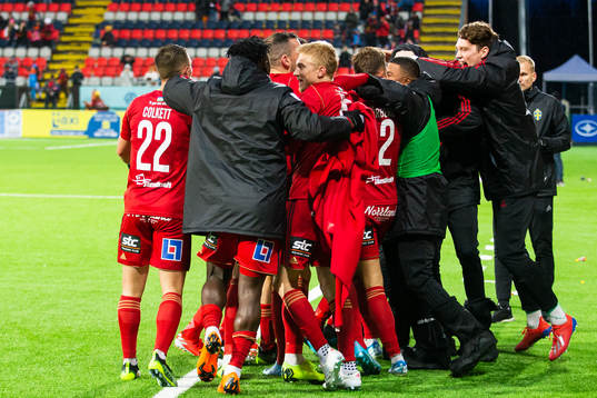Östersunds spelare jublar