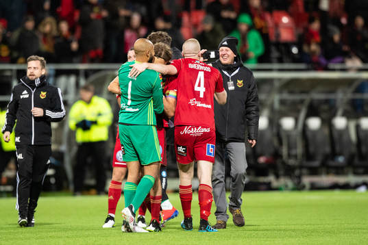 Östersunds målvakt Aly Keita, Tom Pettersson och Thomas