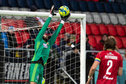 Östersunds målvakt Aly Keita gör en räddning