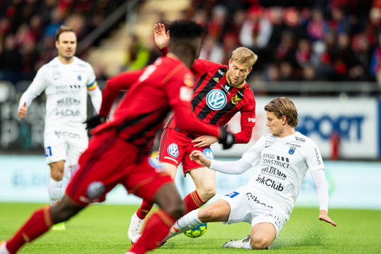 Östersunds Simon Kroon in kamp med Sirius Tim Björkström