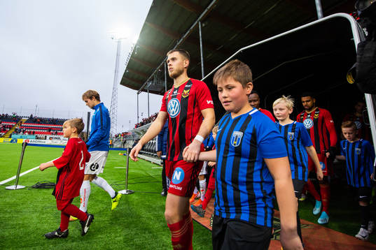 Östersunds Charlie Colkett på inmarschen