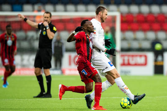 Östersunds Sam Mensiro i kamp medSirius Daniel Jarl