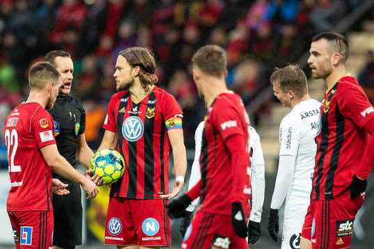 Östersunds Tom Pettersson i samtal med huvuddomare Victor