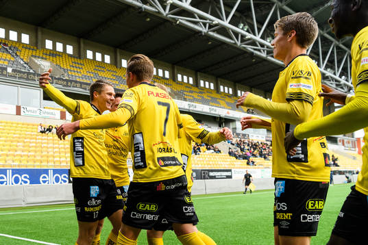 Elfsborgs Gustav Broman klappas om av lagkamrater