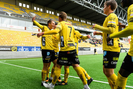 Elfsborgs Gustav Broman klappas om av lagkamrater