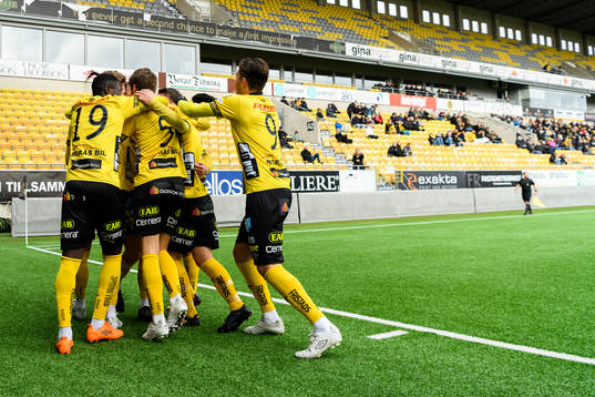 Elfsborgs Gustav Broman (skymd) klappas om av lagkamrater