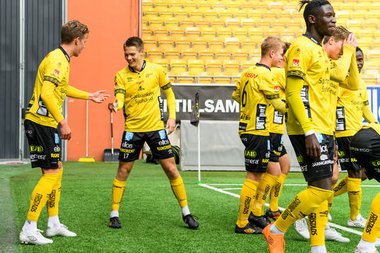 Elfsborgs Gustav Broman klappas om av lagkamrater