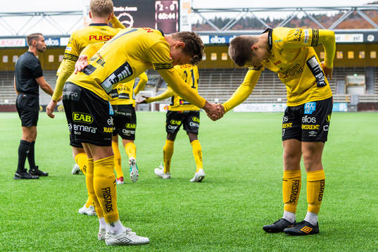 Elfsborgs Gustav Broman och Noah Söderberg jublar